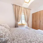 Andrea Zadarvillas *